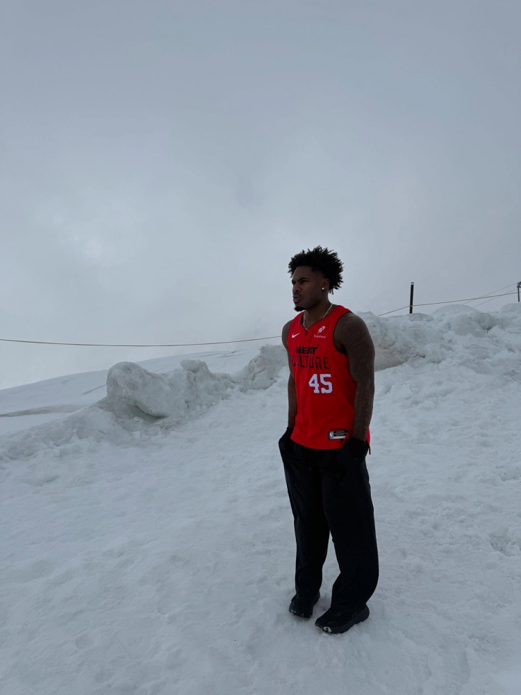 金喜体育官网-我是谁我在哪？热火官方把米切尔的旅游照玩坏了！